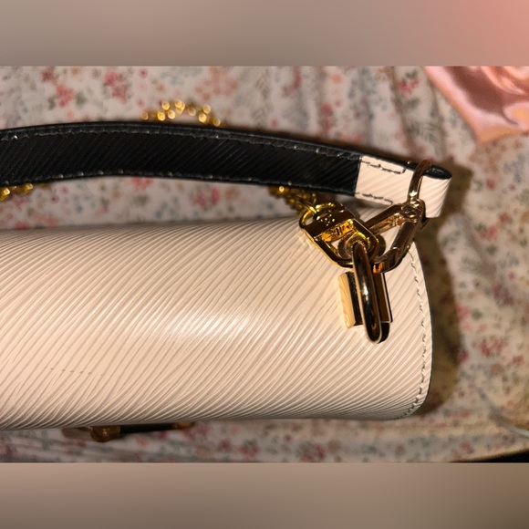 Elegant Cream Handbag - Picture 11 of 11